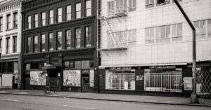 découvrez l'art de la photographie en noir et blanc, où chaque image raconte une histoire à travers des contrastes saisissants, des textures riches et une composition réfléchie. plongez dans un univers intemporel qui met en valeur l'émotion et la beauté des ombres et lumières.