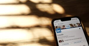optimisez votre présence en ligne avec une photo de profil linkedin professionnelle ! découvrez des conseils pour choisir la meilleure image qui reflète votre personnalité et attire l'attention des recruteurs.