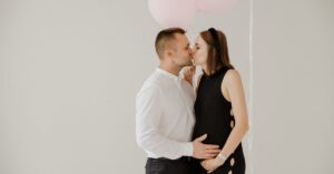 capturez la magie de votre maternité avec une séance photo inoubliable. nos experts en photographie vous aideront à immortaliser cet instant précieux dans un cadre enchanteur, mettant en valeur votre beauté et votre bonheur. réservez votre maternity shoot pour célébrer l'arrivée de votre petit trésor.