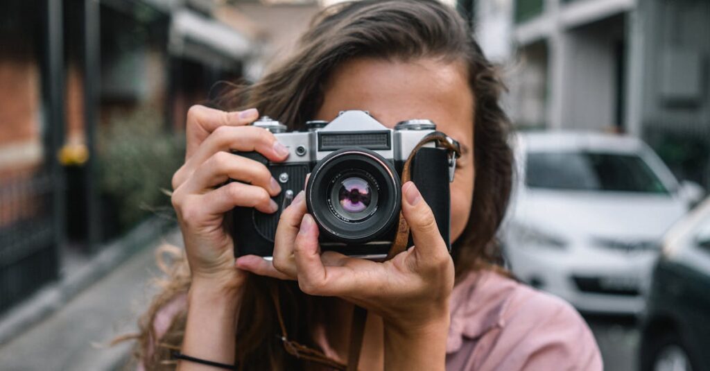 découvrez l'univers captivant de la photographie à travers l'œil d'un photographe passionné. capturant des moments uniques et des émotions sincères, ce professionnel transforme chaque cliché en une œuvre d'art. explorez des portfolios variés, des conseils pratiques et des inspirations visuelles pour immortaliser vos souvenirs les plus précieux.
