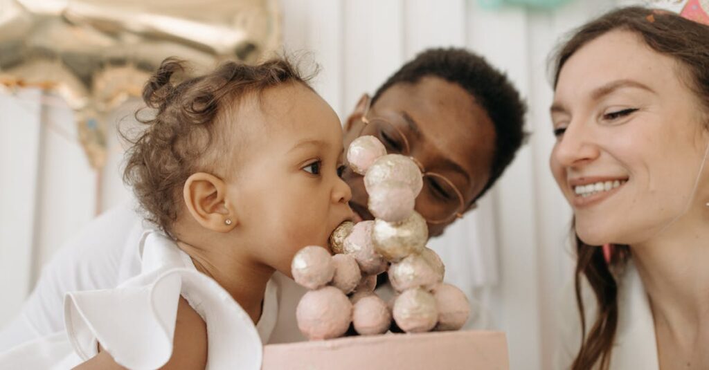 découvrez l'incroyable tendance 'smash the cake', une expérience ludique et mémorable pour célébrer l'anniversaire de votre enfant. capturez des moments uniques alors qu'il s'attaque à son gâteau, un vrai délice et un spectacle adorable qui ravira toute la famille !