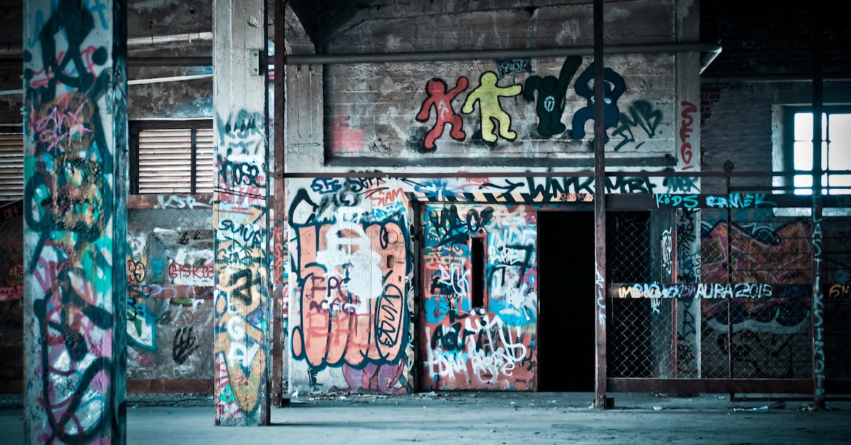 découvrez l'univers captivant du street art, une forme d'expression artistique qui transforme les rues en toiles vivantes. explorez les œuvres impressionnantes de graffeurs talentueux, des messages sociaux percutants et la créativité sans limite qui font vibrer nos villes.