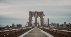découvrez le monde fascinant de l'exploration urbaine, une aventure qui vous plonge au cœur de lieux abandonnés et oubliés, révélant l'histoire cachée des villes à travers des photographies saisissantes et des récits captivants.