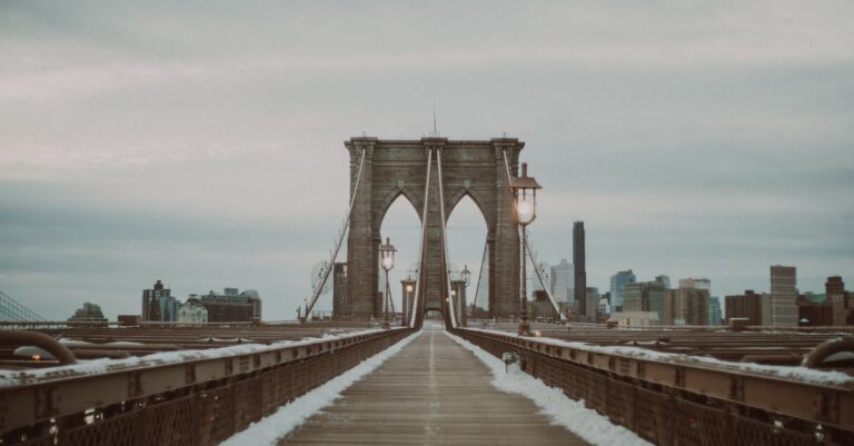 découvrez le monde fascinant de l'exploration urbaine, une aventure qui vous plonge au cœur de lieux abandonnés et oubliés, révélant l'histoire cachée des villes à travers des photographies saisissantes et des récits captivants.
