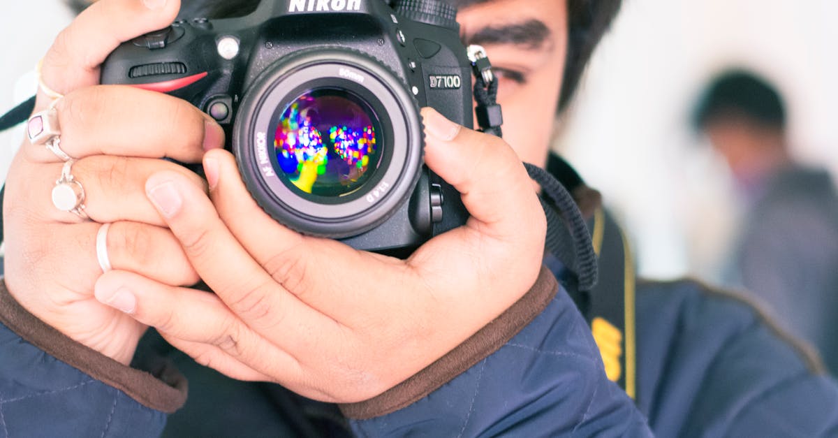 Фотографик инновацияләр лидеры Никонның кызыклы дөньясын табыгыз. Сезнең кыйммәтле мизгелләрегезне гаҗәеп сыйфатлы итеп алу өчен камералар, линзалар һәм аксессуарлар белән танышыгыз.