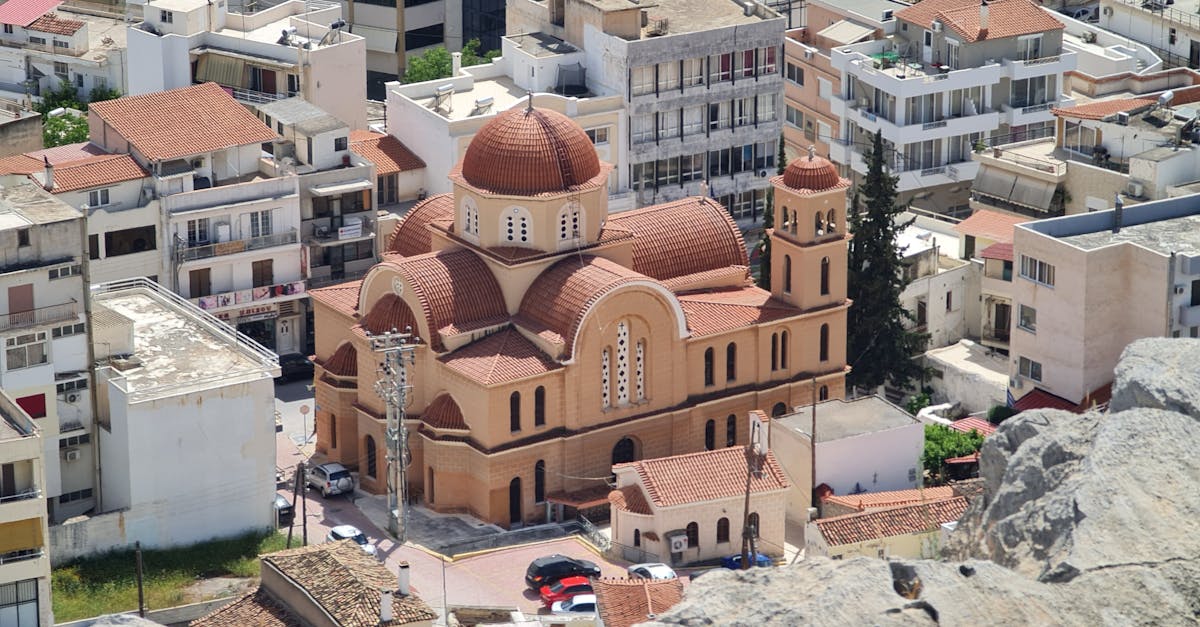 Descubra o universo cativante de Andreas Gursky, um mestre da fotografia contemporânea. Explore suas obras icônicas, que combinam escala monumental com detalhes meticulosos, revelando a beleza das paisagens urbanas e a complexidade da sociedade moderna.