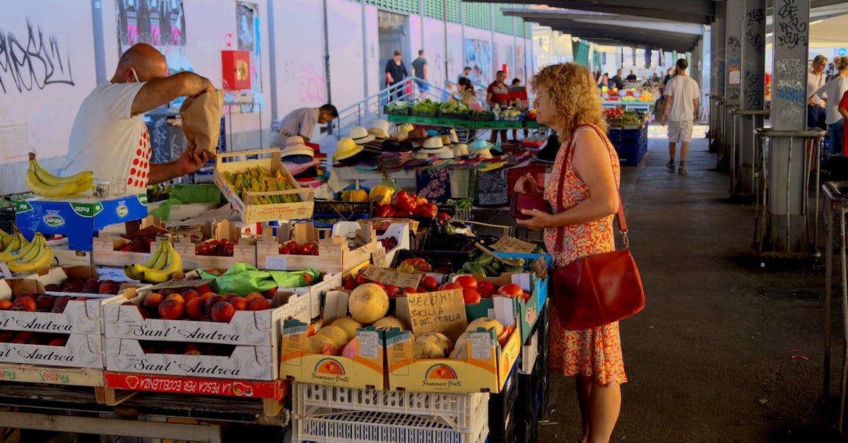 Descubra o mundo cativante de Andreas Gursky, um renomado fotógrafo conhecido por suas vastas paisagens e sua capacidade de capturar a complexidade do mundo moderno por meio de imagens marcantes e coloridas.
