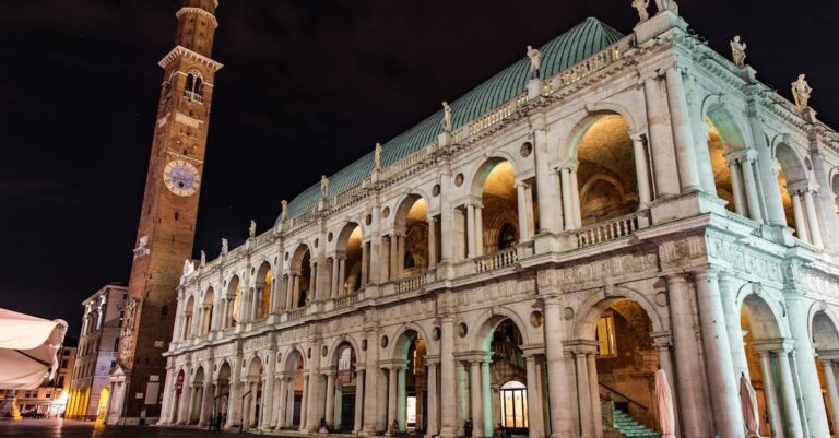 découvrez l'univers fascinant d'andreas gursky, maître de la photographie contemporaine, renommé pour ses œuvres grandioses et ses compositions saisissantes qui capturent la beauté des paysages modernes et des scènes de vie urbaine.