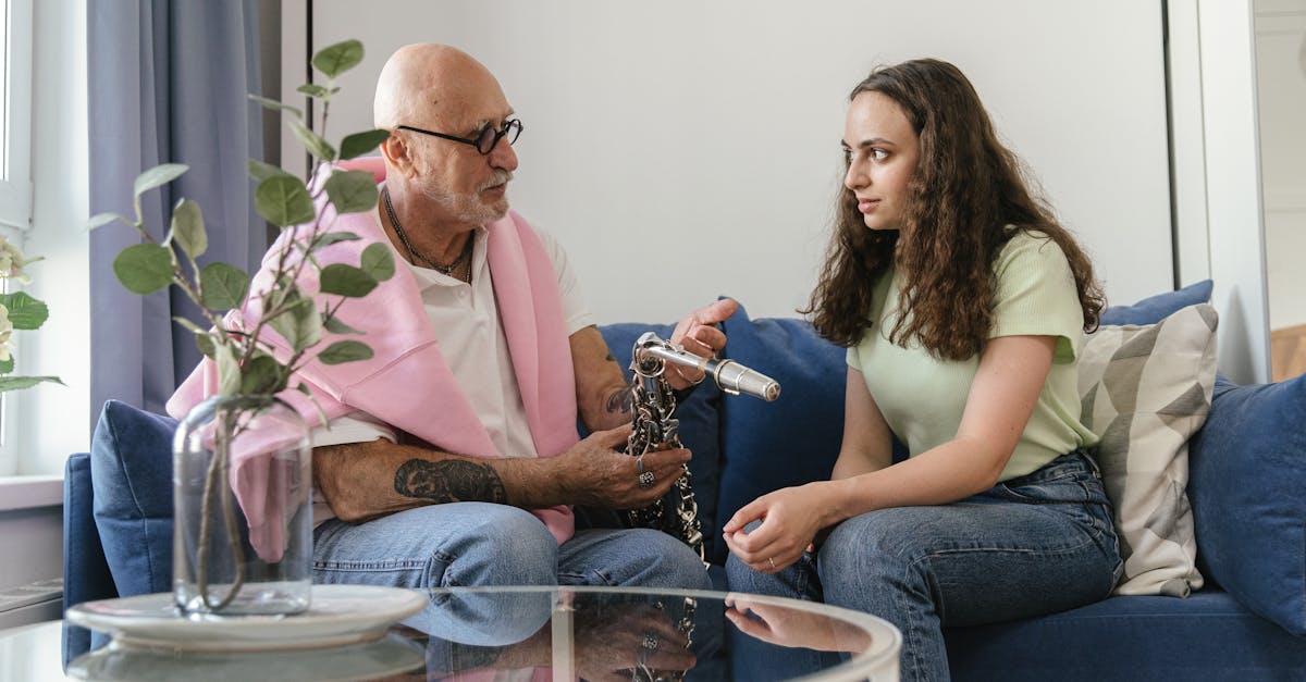 Le mostre allestite in questa cappella presentano una variegata gamma di artisti impegnati nella ricerca di una simbiosi tra fotografia e pittura. Questi artisti, spesso originari della regione o ispirati dai suoi paesaggi, cercano di esplorare mondi in cui queste discipline artistiche si completano anziché opporsi. Tra questi, la fotografa Agathe Gaillard, rinomata per il suo lavoro che fonde macro e arti visive, cattura i dettagli insoliti degli elementi naturali, un'esperienza che traspone nei suoi dipinti acrilici. I pittori, da parte loro, traggono spesso ispirazione da queste immagini per creare composizioni che enfatizzano texture, luce e simbolismo. Alcuni prediligono un realismo accentuato per catturare ogni dettaglio, mentre altri adottano un approccio astratto, lasciando spazio alla soggettività e all'emozione. La coesistenza di queste pratiche favorisce un gioco di molteplici letture, invitando ogni visitatore a un'interpretazione personale dell'opera. La concreta collaborazione tra fotografi e pittori illustra un autentico dialogo artistico, che cerca di ampliare lo spettro dell'espressione contemporanea. Scoprite l'armonia creativa di un dialogo artistico arricchente, dove le idee si intrecciano per dare vita a opere stimolanti. Esplora le interazioni uniche tra artisti e il loro impatto sulla cultura contemporanea.