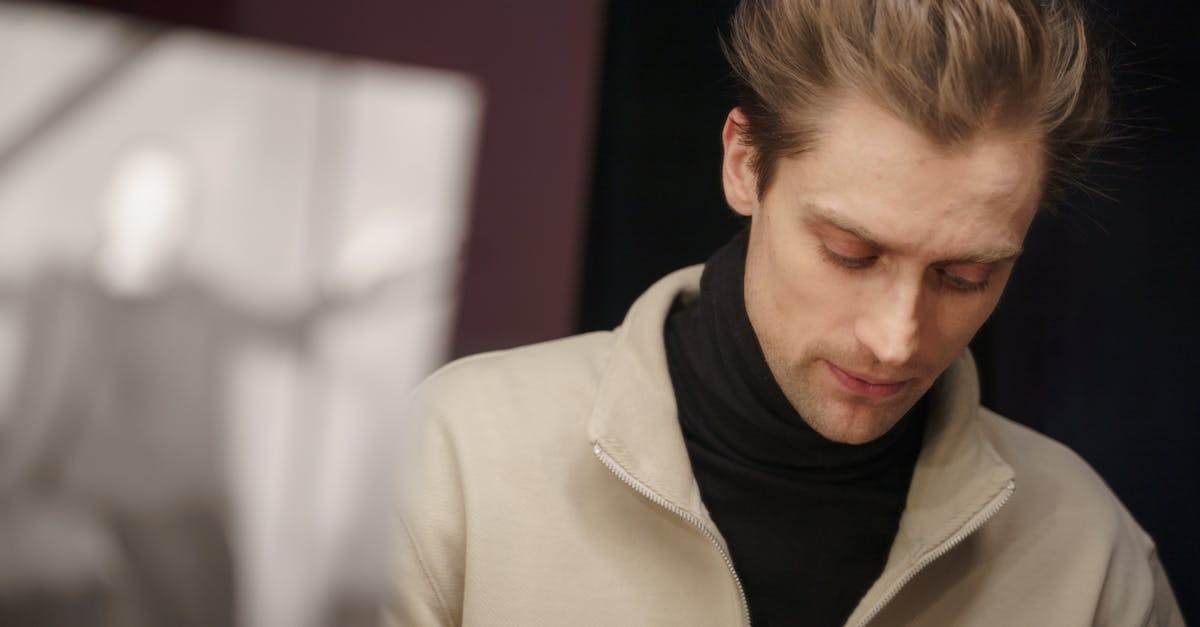 Installare arte contemporanea, fotografia e pittura in un luogo intriso di storia è un approccio strategico essenziale per la valorizzazione del patrimonio. Alla Chapelle Saint Ursin, questo approccio assume il suo pieno significato preservando gli elementi architettonici e donando loro nuova vita attraverso opere moderne. Un approccio che si basa su un concetto culturale in cui patrimonio e creazione artistica si arricchiscono reciprocamente.