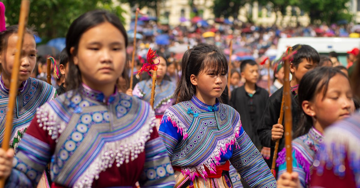 探索布列塔尼服饰的优雅与真谛，它们是布列塔尼文化与传统的象征。探索我们丰富的系列，感受精湛的手工技艺和标志性图案。