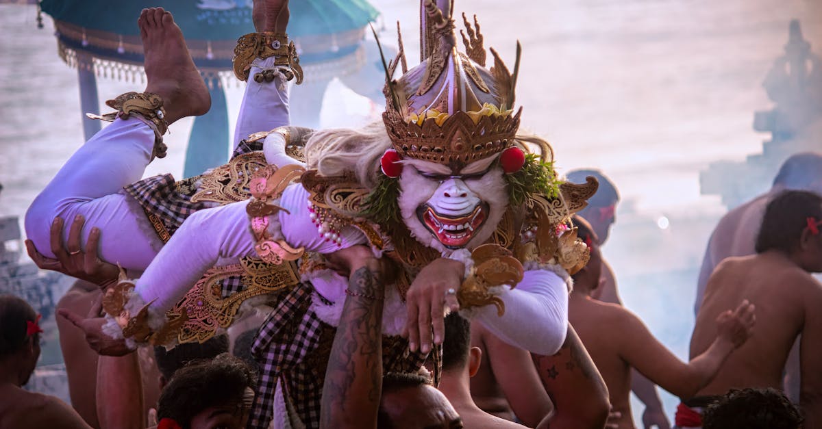 传统的布列塔尼服饰既体现了物质遗产，也体现了非物质遗产，这些遗产通常通过手工实践、故事和仪式传承下来。物质遗产的维度体现在面料的品质、刺绣的精细程度，以及头饰和袖子的结构上，每一个细节都经过精心设计，力求持久，并象征着社会地位或地域渊源。尊重这些传统技艺有助于保留鲜明的民族特色，同时也有助于弘扬地域工艺。