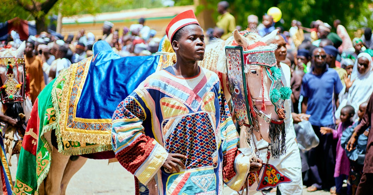它提供了精准而美观的视觉记录，有助于教育、宣传和传承这些传统。捕捉到的图像展现了细节的精妙之处，同时也重新激发了人们对这些服饰的兴趣。