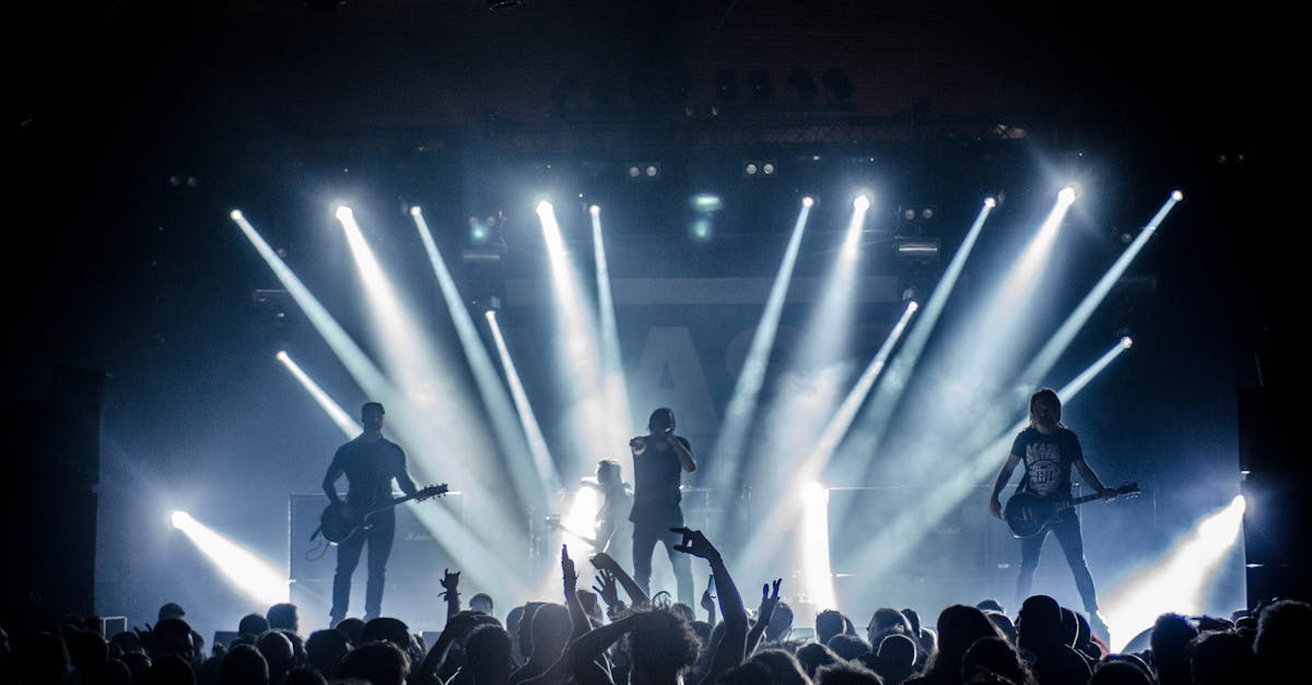 Desfrute de um concerto inesquecível com apresentações ao vivo de artistas talentosos. Mergulhe em uma atmosfera musical excepcional e vivencie momentos mágicos ao ritmo de melodias cativantes.