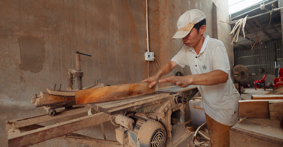 对杰森·埃尔莫兹尼诺而言，每一个手工动作都是一种美学的表达，如同凝固于瞬间的无声诗歌。美在于动作的流畅，工具在材质上的精准，以及全身心投入到一项经常重复的任务中。通过研究这些动作，他力求超越简单的技巧，展现情感与精湛技艺的印记。在这种语境下，摄影超越了视觉叙事，成为对动作、节奏和灵魂的真正探索。在一次致力于传承技艺的日本工匠之旅中，他与这些工匠的相遇，揭示了动作与传承之间关系的本质。通过这些照片，他表达了一种世界观：意图和对细节的关注优先于速度，每一个动作都成为一种源于传统的设计与传承。一场蓬勃发展的艺术运动，致力于弘扬“动作艺术”