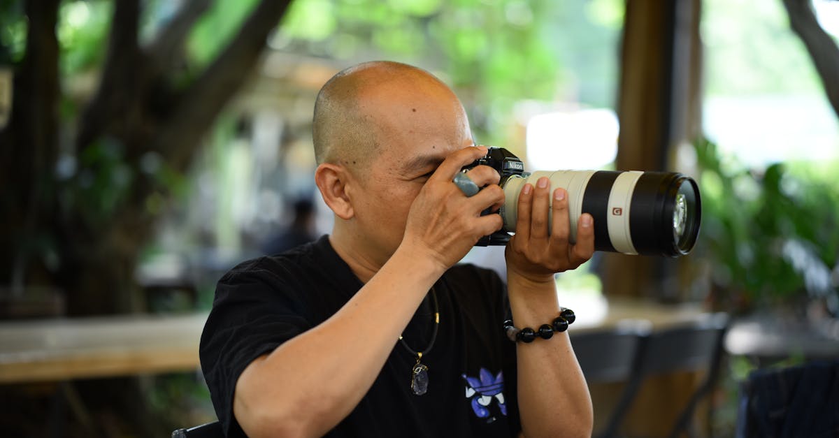 コンパクトカメラのコンパクトさと一眼レフカメラの高画質を兼ね備えたミラーレスカメラのメリットを体感してください。写真愛好家に最適なこれらの多用途カメラは、あらゆる瞬間を正確に捉える高度な機能を備えています。ガイドをご覧になり、自分にぴったりのモデルをお選びください。