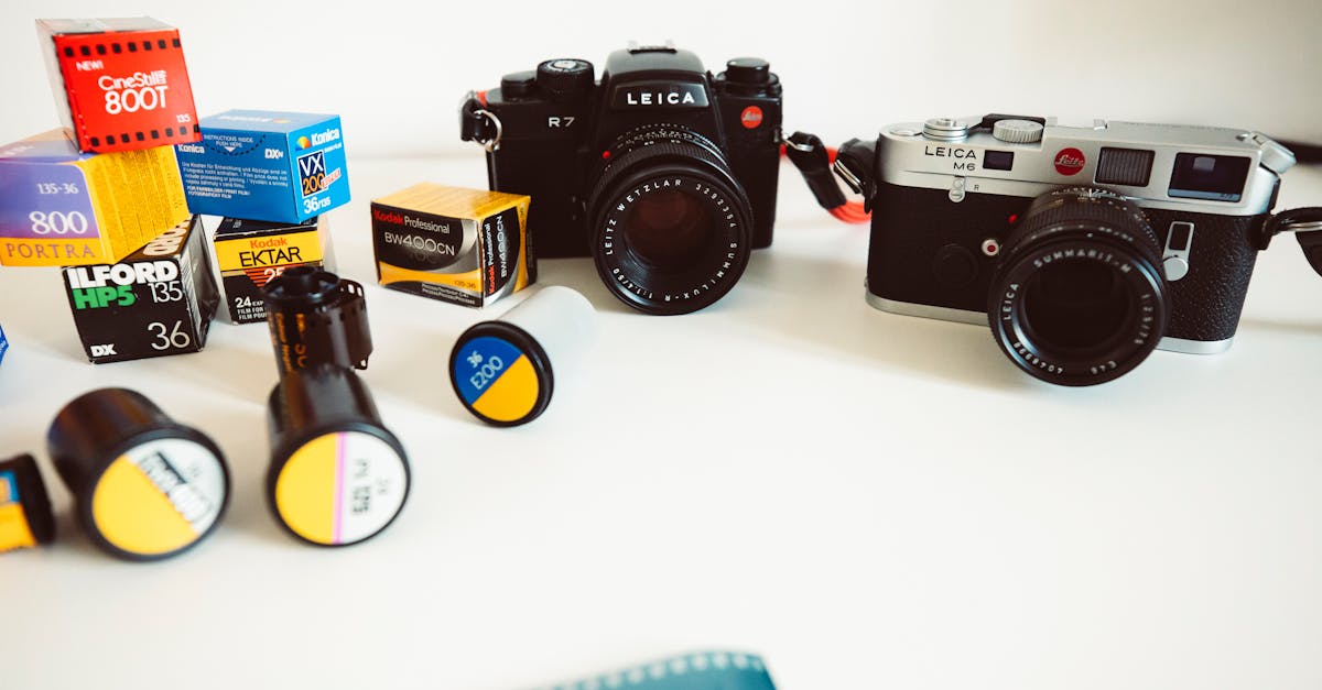 O vídeo é uma dimensão importante na fotografia moderna, e a Leica Q3 não decepciona, oferecendo gravação em 4K a 120 quadros por segundo e taxas de bits de até 600 Mbps. A estabilização durante a gravação de vídeo é fornecida pelo sistema óptico, evitando trepidações mesmo durante movimentos rápidos ou em condições difíceis. Além disso, a qualidade do áudio recebeu atenção especial, com a opção de conectar microfones externos de última geração. A capacidade de filmar em condições de pouca luz também continua sendo um ponto forte, permitindo que cada momento seja capturado com realismo cativante. A Sony A7C, com seus recursos avançados de vídeo, também oferece 4K a 60 fps, mas a diferença é evidente na maior taxa de bits da Leica, garantindo a máxima qualidade.