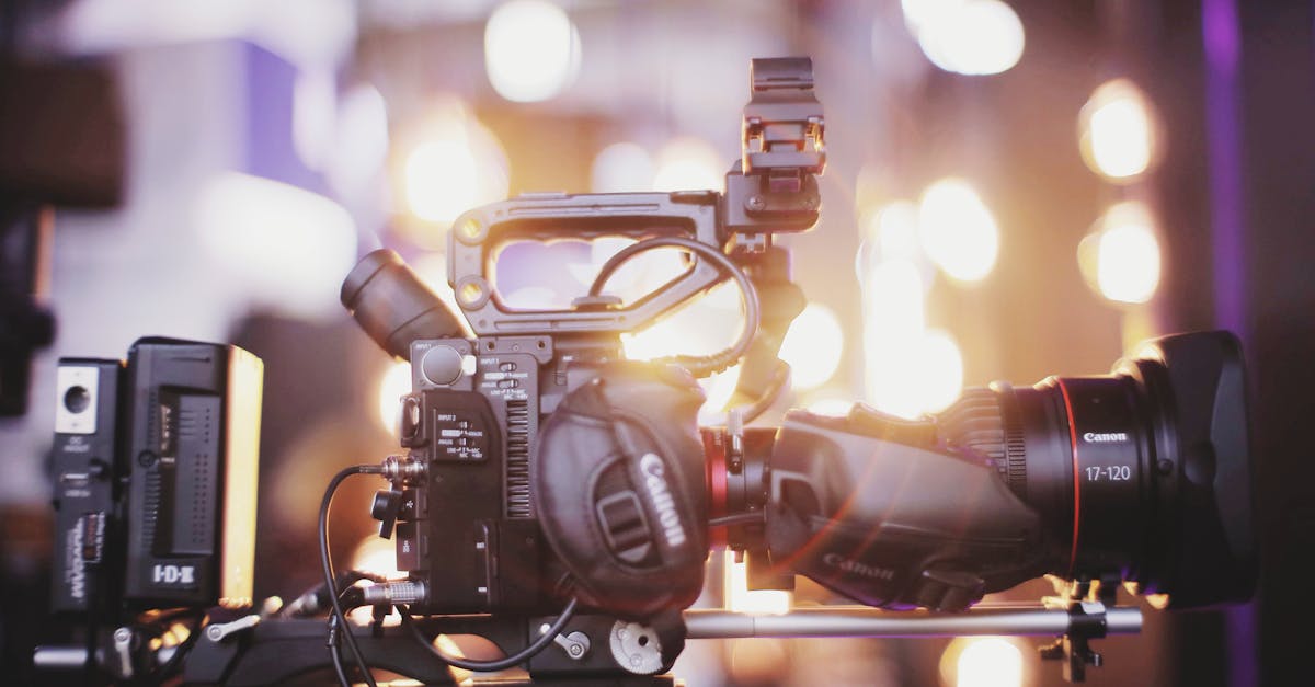 Die Fujifilm X-Pro3, ein Kultmodell mit einer einzigartigen künstlerischen Vision, wurzelt in der langen Tradition der japanischen Marke. Getreu ihrem Erbe basiert sie auf einer Innovationsphilosophie, die auf authentische Wiedergabe, höchste Farbtreue und einen fortschrittlichen Sensor setzt. Ihr „Entfernungsmesser“-Design bietet einen konsequent kreativen Ansatz: Der Hybridsucher, der einen optischen und einen elektronischen Sucher kombiniert, ermöglicht ein taktiles und intuitives Erlebnis. Der 26,1-Megapixel-APS-C-Sensor mit einer Oberfläche von 366,6 mm² garantiert detailreiche Bilder mit einem ISO-Bereich von 160 bis 12.800, der für Aufnahmen unter unterschiedlichen Bedingungen erweiterbar ist. Das Design der X-Pro3 ist Ausdruck eines Ansatzes der Einfachheit und Effizienz: mechanische Einstellräder, ein 1620.000-Punkt-Display, ein robustes Gehäuse und der Verzicht auf einen Anti-Aliasing-Filter sorgen für optimale Schärfe. Die Marke verleiht der X-Pro3 eine unverwechselbare künstlerische Identität – ideal für alle, die fotografische Kreativität der reinen Technik vorziehen.