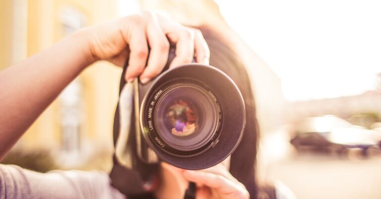découvrez l'art de la photographie à travers l'objectif d'un photographe passionné. capturant des instants uniques, il transforme chaque image en une œuvre d'art, qu'il s'agisse de portraits, de paysages ou d'événements spéciaux. plongez dans un univers visuel fascinant où chaque photo raconte une histoire.