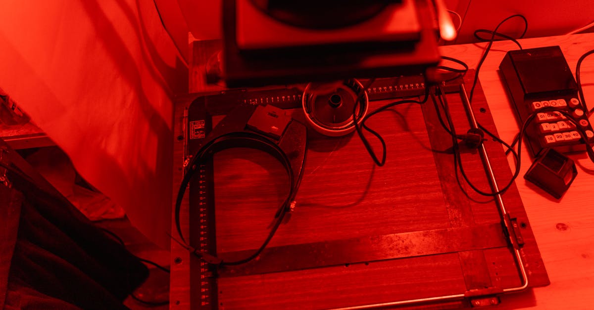 La figura del poeta visivo emerge a ogni tappa come un'esplorazione continua, dove la composizione visiva diventa scrittura. Attraverso le sue impressioni visive, Prévert inventa un nuovo linguaggio, fondendo immagini e parole per creare un universo in cui ogni dettaglio conta. La fotografia diventa così uno strumento di comunicazione, scatenando provocazioni emotive e intellettuali. La mostra allo Studio Montreuil esplora questo aspetto innovativo, che rimane senza dubbio uno dei più sorprendenti nel panorama artistico contemporaneo. L'attenzione rivolta a pezzi rari, spesso provenienti da collezioni private, permette ai visitatori di comprendere la portata della sua influenza su un'intera generazione, e anche oltre. L'approccio artistico di Prévert