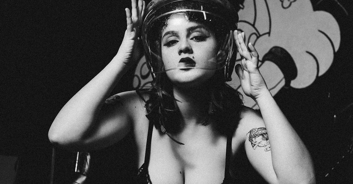 découvrez l'univers emblématique des pin-ups, ces icônes glamour des années 40 et 50, célébrant la beauté et le charme à travers la mode, l'art et la culture. plongez dans l'héritage intemporel des pin-ups et leur influence sur le style moderne.