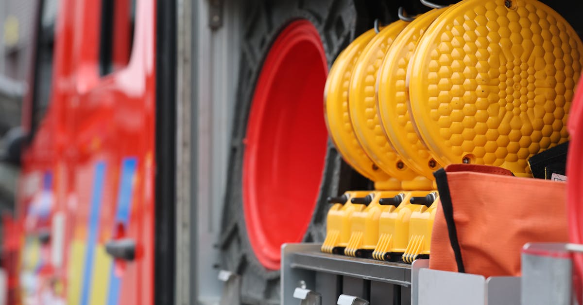 Descubra dicas essenciais de segurança no trânsito para garantir viagens mais seguras. Aprenda as regras a seguir, os comportamentos a adotar e as melhores práticas para reduzir os riscos na estrada.