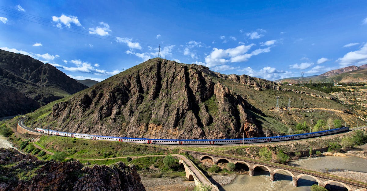 The first point of analysis concerns the technical specifications, the true foundation of its performance. The Sony RX100 VI stands out with its exceptional optics, featuring an 8.3x zoom ranging from 24 to 200mm, equivalent to a 35mm lens, offering significant flexibility for a variety of scenes. Its 1-inch CMOS sensor ensures optimal image quality even in low light, enhanced by phase detection autofocus, already renowned for speeding up focusing during quick captures in the field. The 20-megapixel resolution also guarantees photos rich in detail, infinitely usable thanks to native RAW support, a valuable asset for editing enthusiasts.