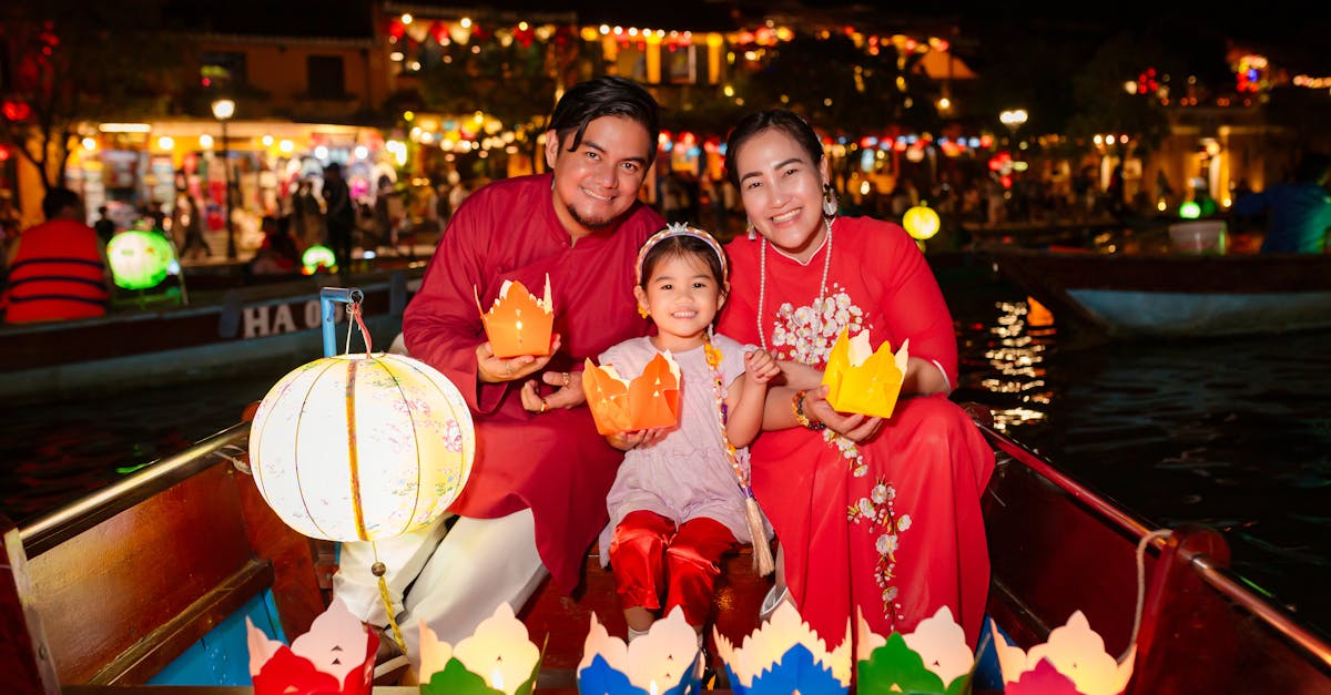 Ciò che distingue soprattutto il lavoro di Nataly Robert è la sua capacità di trasformare la narrazione personale in uno spazio di espressione universale. Le sue opere raccontano una storia intima, quella di un paese, della sua gente e delle sue tradizioni, pur risuonando con preoccupazioni globali. La fotografia diventa così un mezzo di comunicazione che va oltre il linguaggio, permettendo a ciascuno di interpretare la cultura vietnamita a modo proprio. La sua esplorazione artistica, ricomponendo una narrazione sensibile in ogni immagine, contribuisce a una comprensione più sfumata dell'identità culturale. La dimensione autobiografica dei suoi ritratti e autoritratti mette inoltre in discussione il posto dell'individuo in questa storia collettiva, evidenziando l'indelebile rapporto tra memoria personale e collettiva. Aggiornando queste narrazioni attraverso la fotografia in bianco e nero, Nataly Robert promuove una forma d'arte impegnata, in grado di risvegliare la consapevolezza culturale e promuovere il dialogo intergenerazionale sul patrimonio culturale vietnamita.