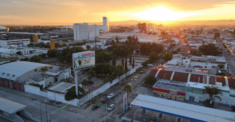 découvrez l'univers fascinant d'andreas gursky, artiste photographe renommé, célèbre pour ses œuvres grandioses et ses représentations saisissantes de la modernité. plongez dans l'art contemporain à travers ses images emblématiques qui capturent la complexité du monde moderne.