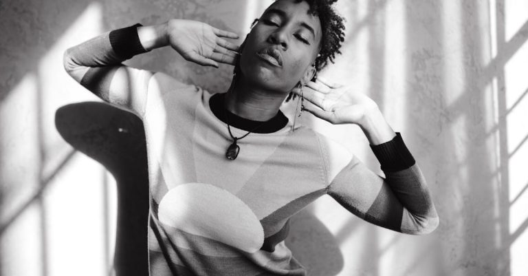 découvrez la beauté intemporelle et l'élégance du noir à travers notre exploration de la mode, de l'art et de la culture. 'black is beautiful' célèbre la richesse des nuances et l'affirmation de soi dans un monde diversifié.