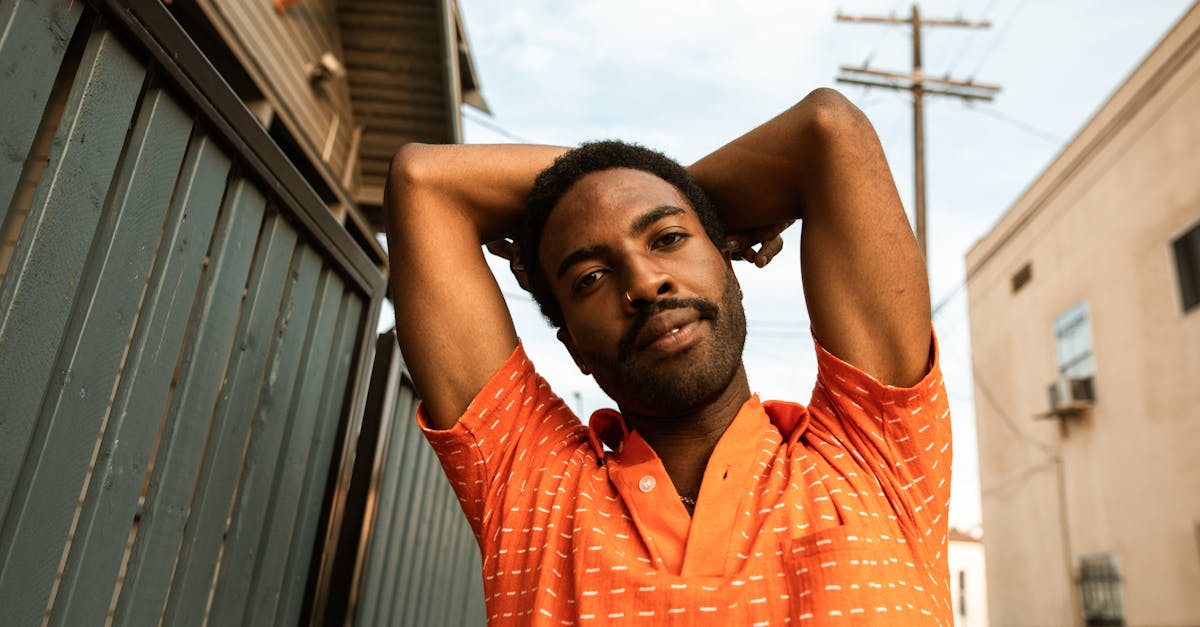 Scopri l'arte della critica attraverso un'analisi approfondita di diverse forme di critica, letteraria, artistica o sociale. Esplora le problematiche, i metodi e l'importanza di porre domande per promuovere il dialogo e la comprensione. Il viaggio di Alexandre Champagne, un artista appassionato di umorismo e fotografia