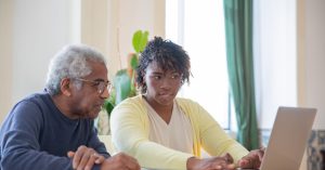 découvrez comment la transmission des connaissances et des valeurs entre générations enrichit notre société. explorez des initiatives intergénérationnelles qui favorisent le respect, l'empathie et la compréhension entre vieux et jeunes.