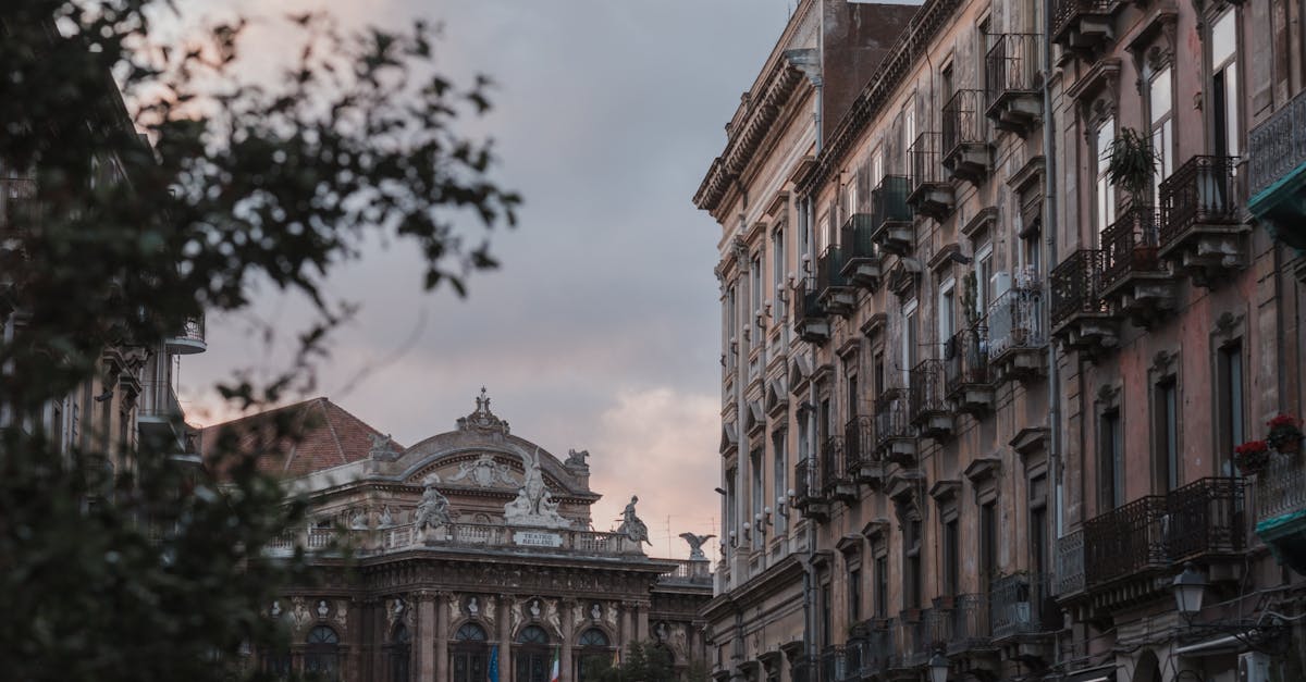 مجموعات أزياء تعيد النظر في الرموز الكلاسيكية بمنظور جديد