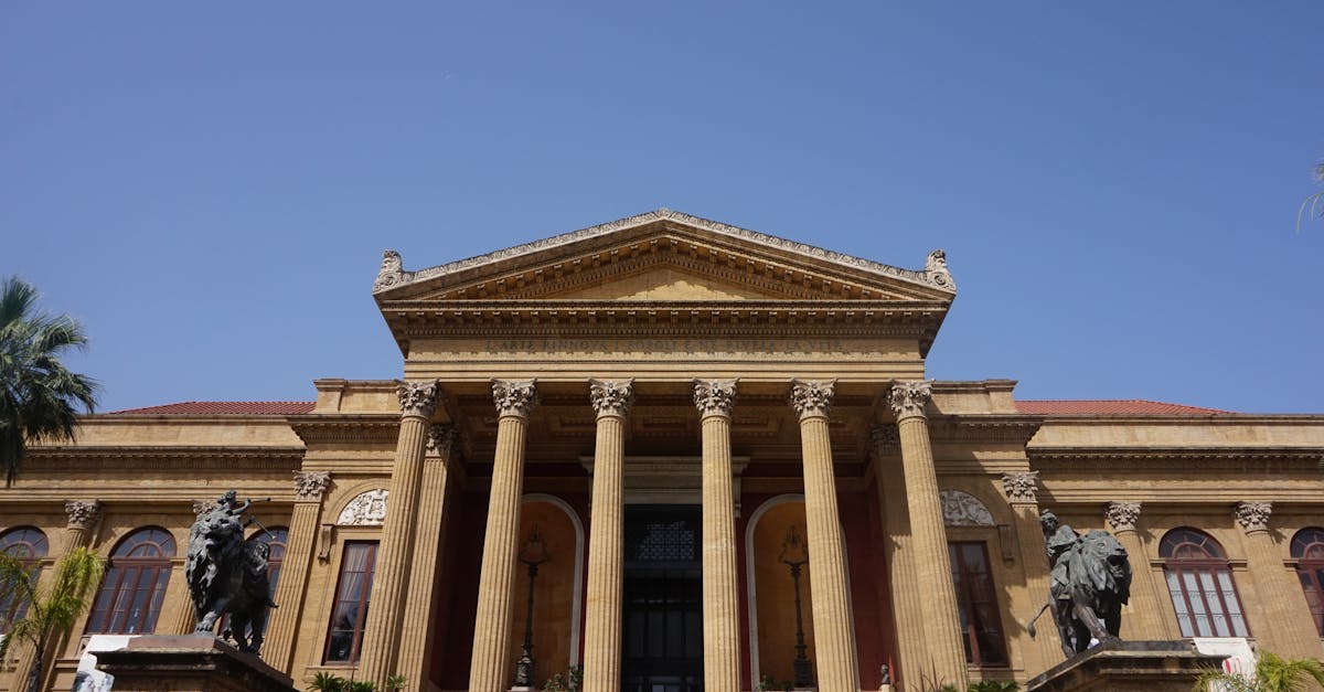 استخدام مواد محلية مُعاد استخدامها، مثل الخشب والحجر والجلد.