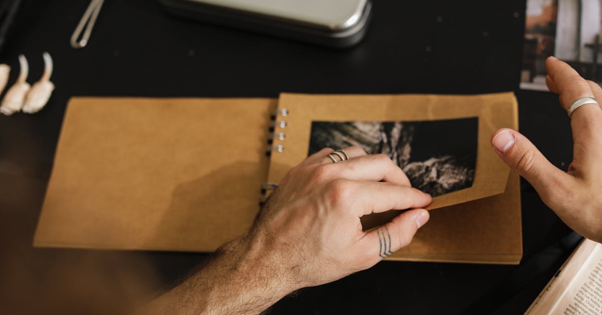 يُظهر كل عمل من أعمال جيرار أوفراس سعيه الدائم لتحقيق التوازن بين الإبداع والأصالة. سواءً أكان يلتقط رشاقة راقصة على خشبة المسرح أو يوثق حماس عرض أزياء، فإن نظرته تتأمل الشكل والمضمون. قدرته على كشف شخصية أو أجواء المكان دون الوقوع في الكليشيهات أو السطحية تجعله أحد أساتذة التصوير الفوتوغرافي المعاصر بلا منازع.