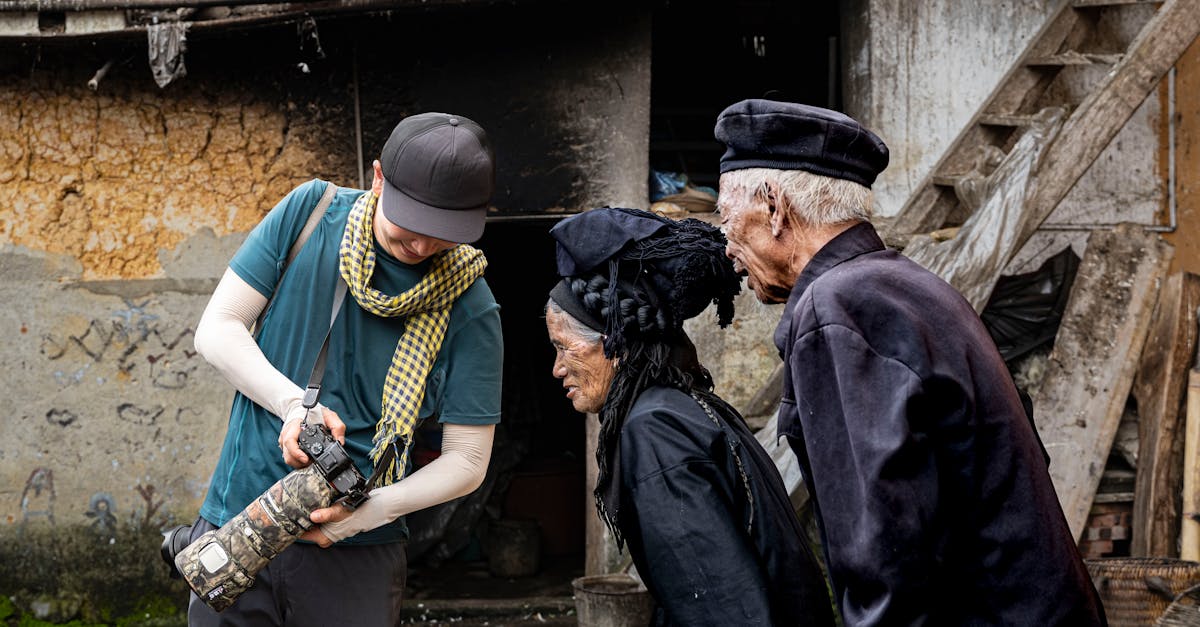 Partecipare a questa esperienza arricchisce inoltre la regione, promuovendone il patrimonio e rafforzando il senso di appartenenza locale. Le foto scattate durante questo workshop diventano testimonianze visive per la promozione del territorio. La loro diffusione sui social media o nelle mostre contribuisce ad attrarre un pubblico più ampio, curioso di scoprire la regione attraverso una lente artistica. La promozione di siti storici, come il Donjon, stimola anche l'economia locale, favorendo lo sviluppo di attività culturali e turistiche. Inoltre, questa esperienza permette a ciascun partecipante di lasciare un'impronta indelebile della propria visita, creando immagini che trasmettono significato ed emozione. La sinergia tra patrimonio e creatività contribuisce a una dinamica di sviluppo sostenibile incentrata sulla promozione del territorio. Attraverso questo approccio, la regione si posiziona come un vero e proprio santuario dell'arte e della cultura, capace di coniugare competenza storica e modernità artistica. Benefici per la regione