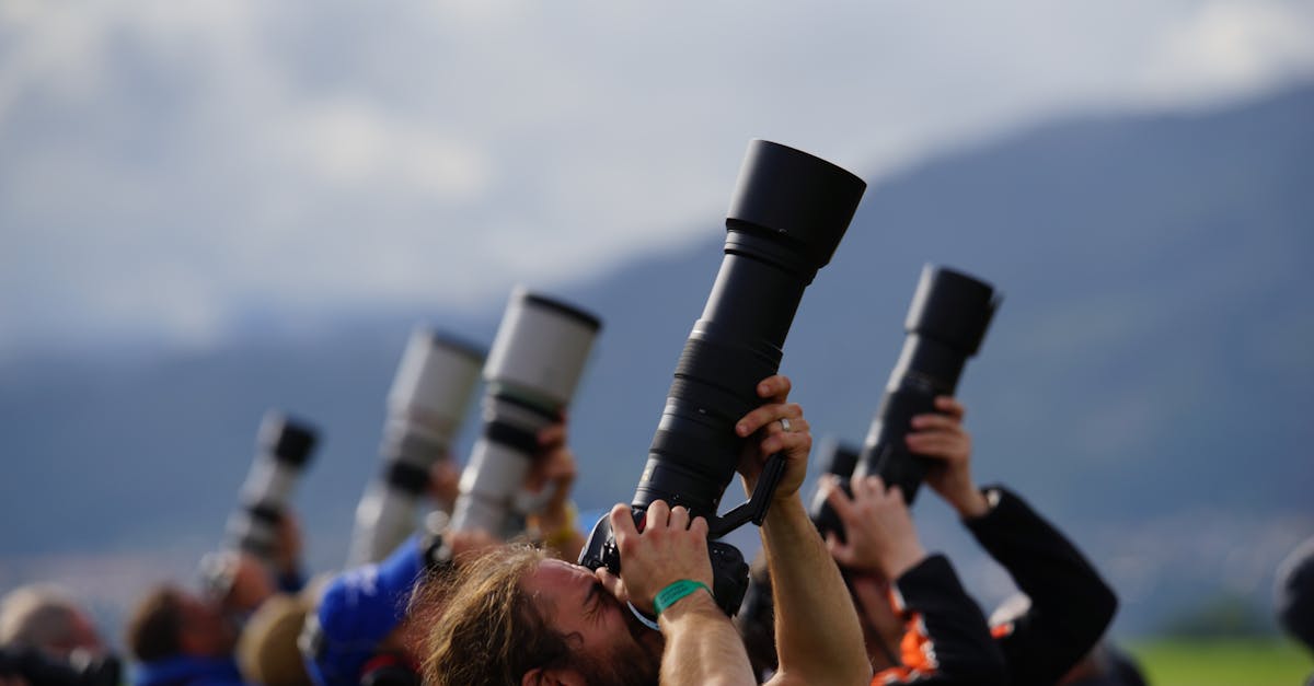 バニェール＝ド＝ビゴールを表面的に探索する人もいますが、写真撮影は細部、非日常、そしてストリートアートへの探求を促します。古い石造りや木造のファサードが並ぶ小さな通りには、時に、捉えられるのを待っている意外な要素が潜んでいます。近年のものも古いものも含め、都市芸術は街の雰囲気に現代的なタッチをもたらします。公共空間に展示され、都市の風景に色彩豊かでグラフィカルな印象を残します。これらのストリートアートは、しばしば一時的なものですが、やがて表現と対話の媒介となります。写真撮影の散歩では、自然光がこれらの作品とどのように戯れ、それぞれの個性を際立たせるかを観察するのも興味深いものです。ここでは視覚的な探求という側面が不可欠です。それぞれのショットが物語を語り、街を新たな角度から明らかにすると同時に、遺産と現代的創作の共存に対する私たちの批評的な視点を強めます。写真は、バニェール＝ド＝ビゴールの活力を見る窓となります。この街の過去は、今日の都市の創造性を今もなお刺激しているのです。バニェール＝ド＝ビゴール周辺のピレネー山脈の遺産と風景を写真で捉えたアプローチ