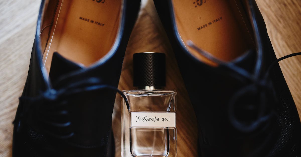 Yves Saint Laurent was born in 1936 into a modest family in Oran, Algeria, before moving to Paris at the age of 21 to pursue his passion for fashion. He quickly gained recognition for his exceptional talent at the École de la Chambre Syndicale, where his creativity and aesthetic sensibility stood out from the very beginning. His apprenticeship at Christian Dior, whom he succeeded in 1957 upon the death of the great couturier, marked the beginning of his rise to fame. With an innovative eye and an ability to grasp trends, he revolutionized the feminine silhouette, blending elegance and modernity. The 1960s was a decisive period, with the creation of iconic pieces such as the Cubist suit and the women's tuxedo, which would become timeless symbols of freedom and emancipation. Yves Saint Laurent's career is also marked by his thirst for artistic exploration, particularly in the 1970s, when he became enthusiastic about ethnology, African art, and photography, fields that provided him with endless inspiration. His collaboration with renowned photographers such as Richard Avedon and Helmut Newton left behind a colossal body of work that blended fashion and visual art, as evidenced by the Rencontres d'Arles collection. Key milestones in his life and work: