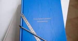 découvrez l'univers emblématique d'yves saint laurent, où l'audace rencontre l'élégance. explorez la mode, la beauté et l'art de vivre d'une des marques de luxe les plus influentes au monde.
