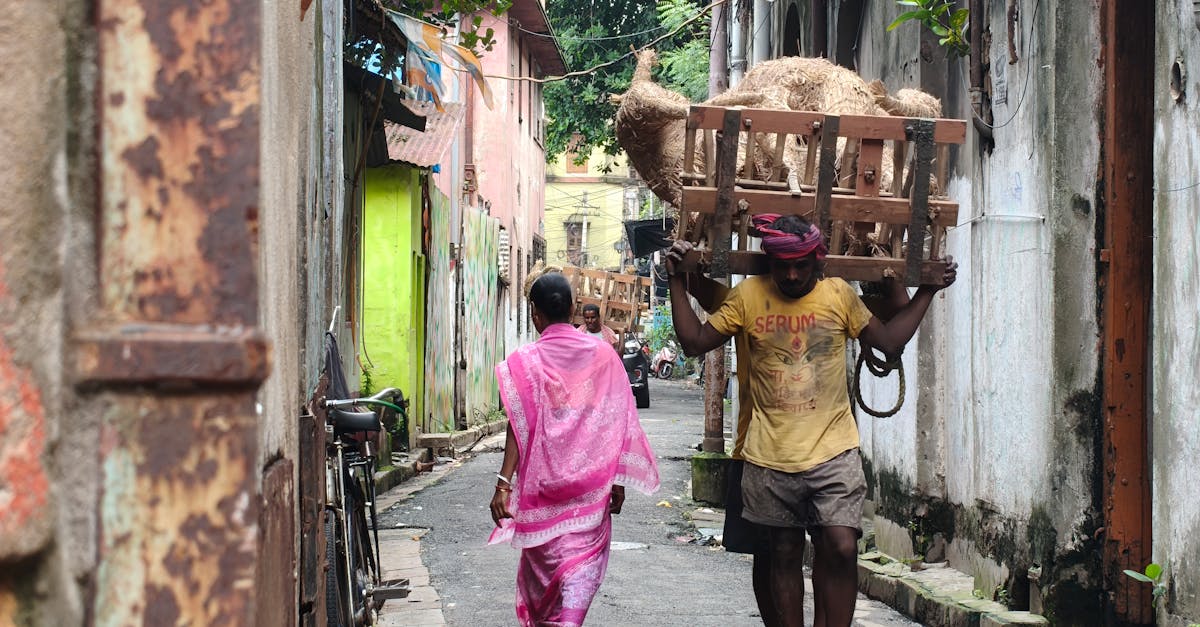 منذ انطلاقتها في ثمانينيات القرن الماضي، بنت كاري ماي ويمز مجموعة أعمال فنية هائلة، اتسمت بسعيها الدائم وراء الحقيقة. وُلدت عام ١٩٥٣ في بورتلاند، وسرعان ما برزت بنهجها السردي الذي جمع بين التصوير الفوتوغرافي والتأمل العميق في الحالة الإنسانية. مزجت مسيرتها الفنية بين الممارسة الفنية والنشاط، جاعلةً كل صورة جزءًا من الذاكرة الجماعية. خلّفت وراءها مجموعة أعمال تُجسّد حوارات حميمة مع المشهد السياسي، مُسائلةً العرق والجنس والطبقة الاجتماعية. تكمن براعة ويمز في قدرتها على إبراز الحياة اليومية وكشف توتراتها ومظالمها، دون اللجوء إلى التنديد السطحي.