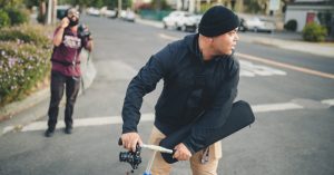 découvrez l'univers artistique de carrie mae weems, une figure emblématique de la photographie contemporaine. explorez ses œuvres puissantes qui interrogent l'identité, la race et l'histoire, reflétant avec sensibilité et profondeur les expériences de la vie afro-américaine.