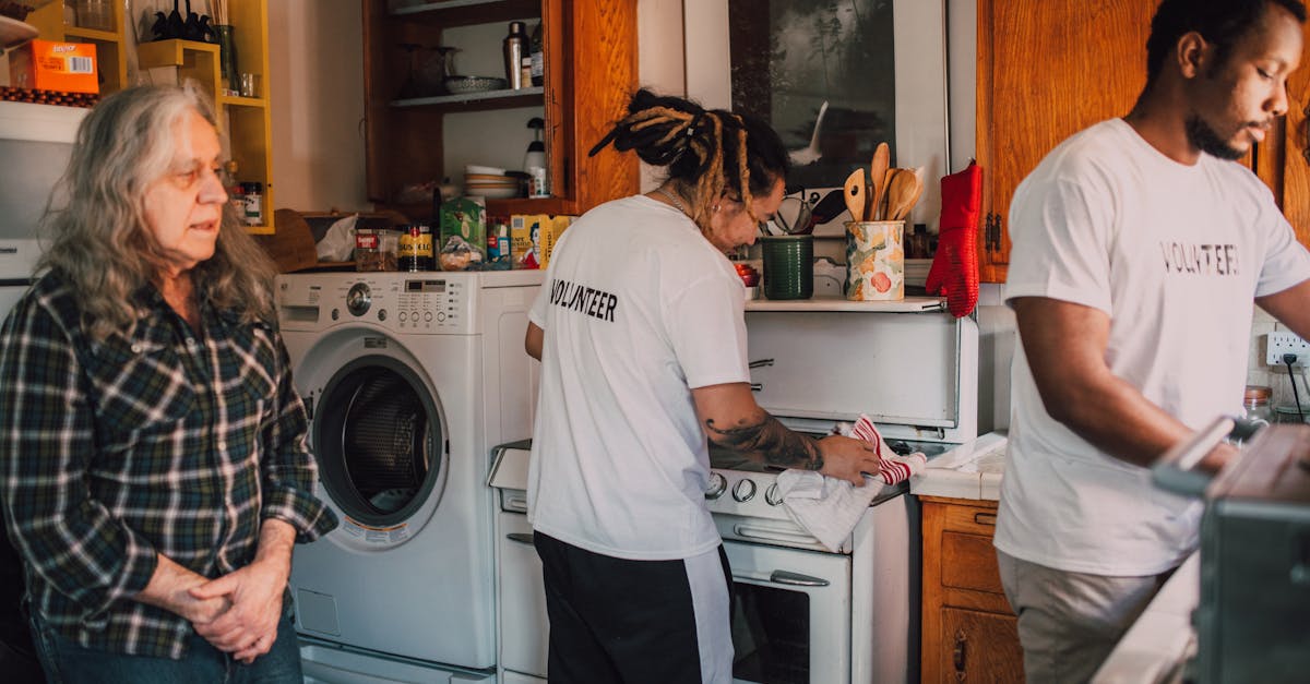 Глобаль аудиториягә ирешергә мөмкинлек бирүче әсәрләрне он-лайн урнаштыруга ярдәм итә. Кебек платформалар белән дәртләндерелә